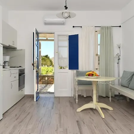 Agrabeli Paros アパートホテル ナウサ