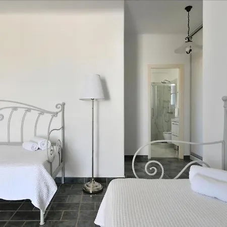 Agrabeli Paros 3* ナウサ